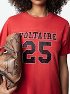 T-shirt Bow Voltaire - T-shirt en coton biologique rouge effet vintage à manches courtes et flock "Voltaire 25" orné de strass.
