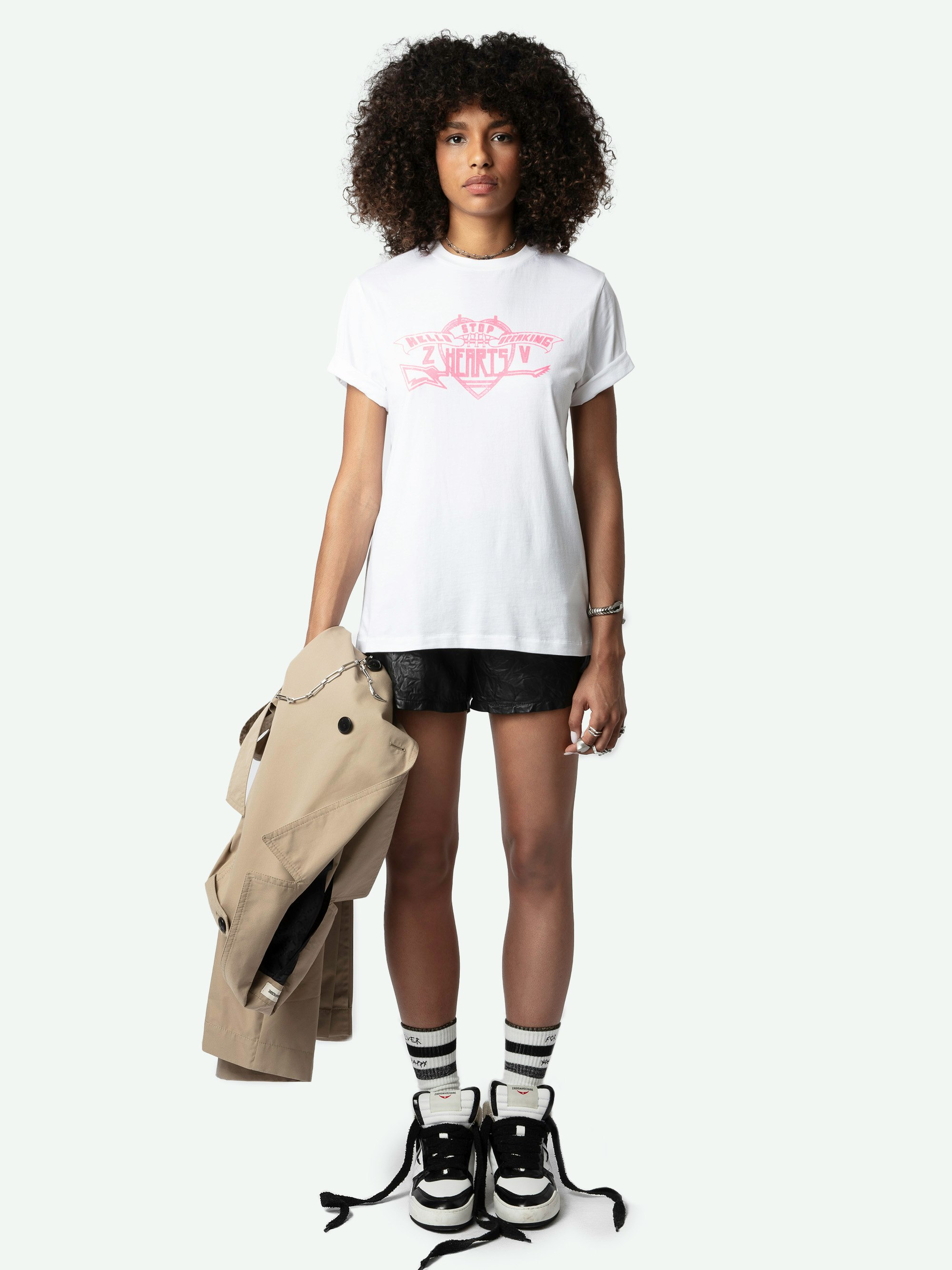 T-Shirt Edwin Hearts - Kurzärmeliges, weißes Oversize-T-Shirt aus Bio-Baumwolle mit „Hello Stop Breaking Hearts“-Beflockung auf der Vorderseite.