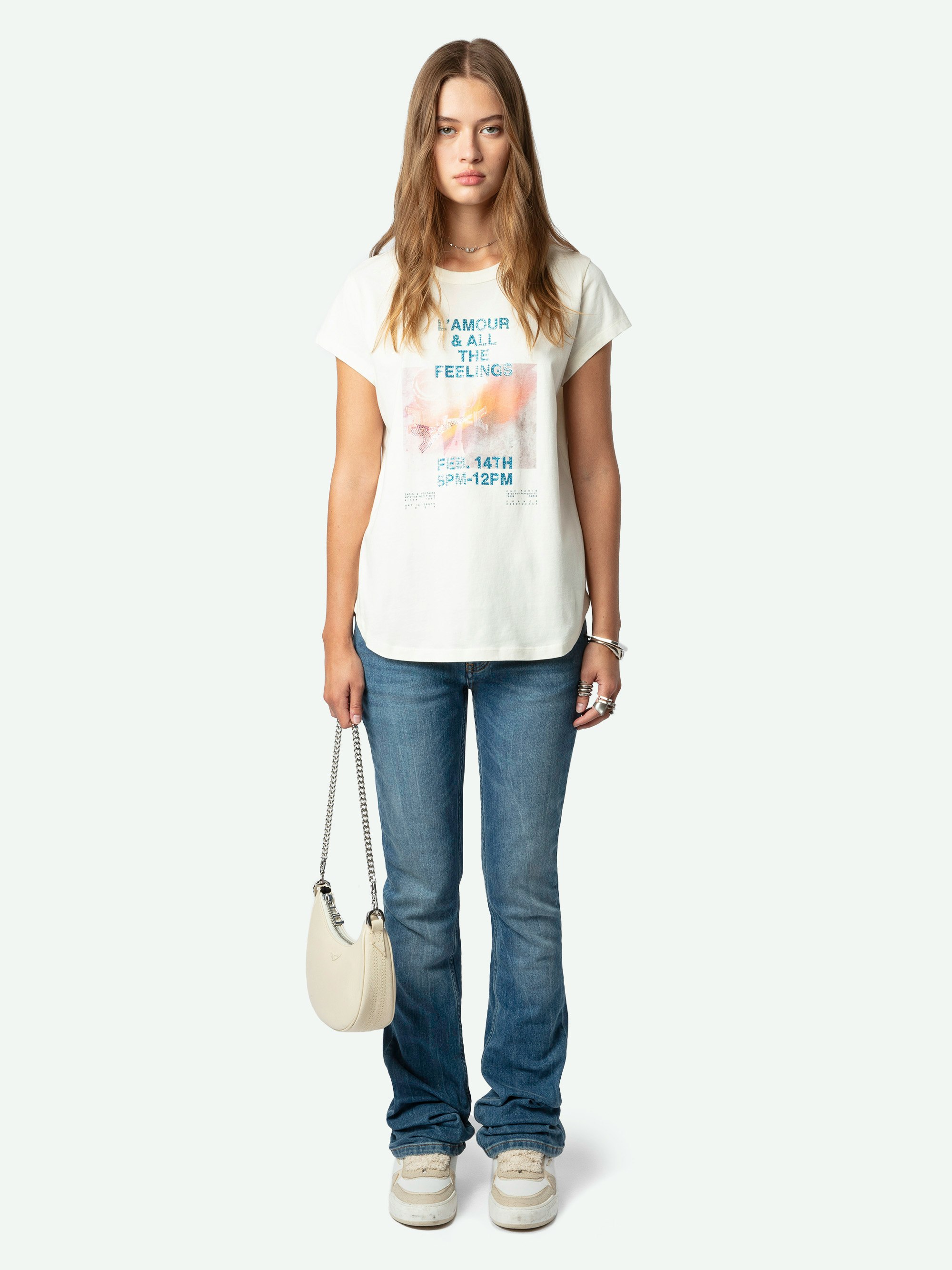 T-Shirt Woop Fotoprint - Kurzärmeliges, weißes T-Shirt aus Bio-Baumwolle mit Charms-Fotoprint und strassverziertem „L'Amour & All The Feelings“-Schriftzug.