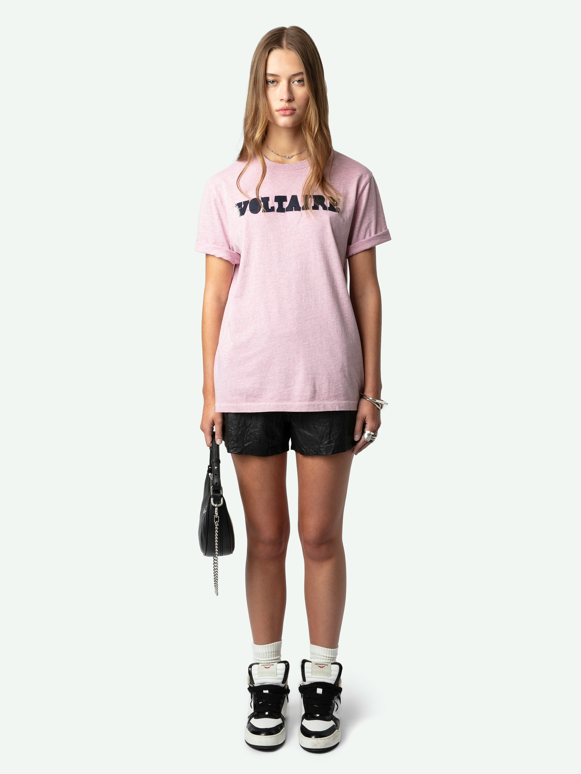T-Shirt Edwin Voltaire - Kurzärmeliges, rosafarbenes T-Shirt aus Bio-Baumwolle mit „Voltaire“-Print-Patch in Used-Optik auf der Vorderseite.