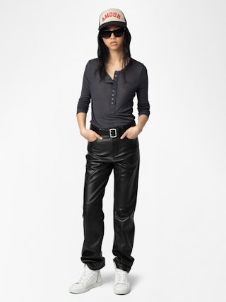 Camiseta Blair - Camiseta de manga larga con cierre de botones y alas en la parte delantera.