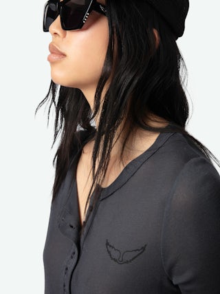 T-shirt Blair - T-shirt a maniche lunghe con chiusura a bottoni e ali sul davanti.