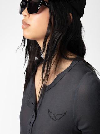 Camiseta Blair - Camiseta de manga larga con cierre de botones y alas en la parte delantera.