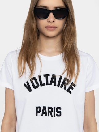 Camiseta Alys - Camiseta de manga corta con parche de texto en la parte delantera.