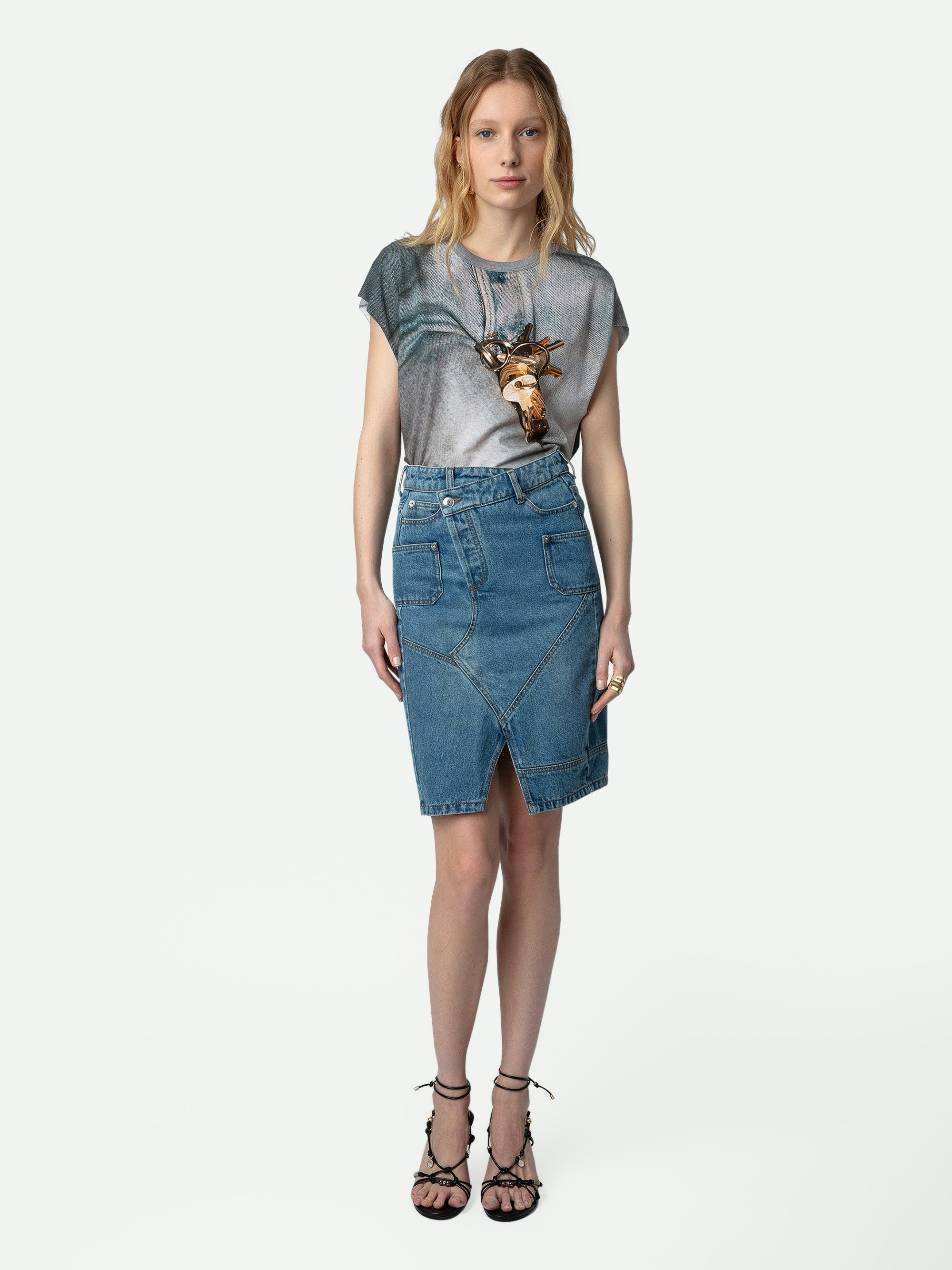Camiseta de Tirantes Cecilia - Camiseta de tirantes de inspiración motera en color gris carbono con estampado de llave y bordes sin rematar.
