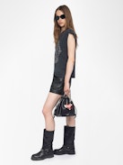 Canottiera Cloe - T-shirt senza maniche con strass sul davanti.