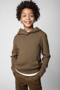 Kinderpullover Andy - Khakifarbenes Kinder-Kapuzensweatshirt mit farblich abgesetzten Pfeilen auf dem Rücken