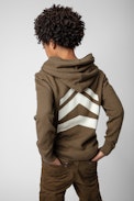 Kinderpullover Andy - Khakifarbenes Kinder-Kapuzensweatshirt mit farblich abgesetzten Pfeilen auf dem Rücken