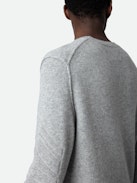 Maglione Kennedy Arrow 100% Cachemire - Maglione unisex in 100% cashmere grigio chiaro screziato decorato con frecce sulla manica.