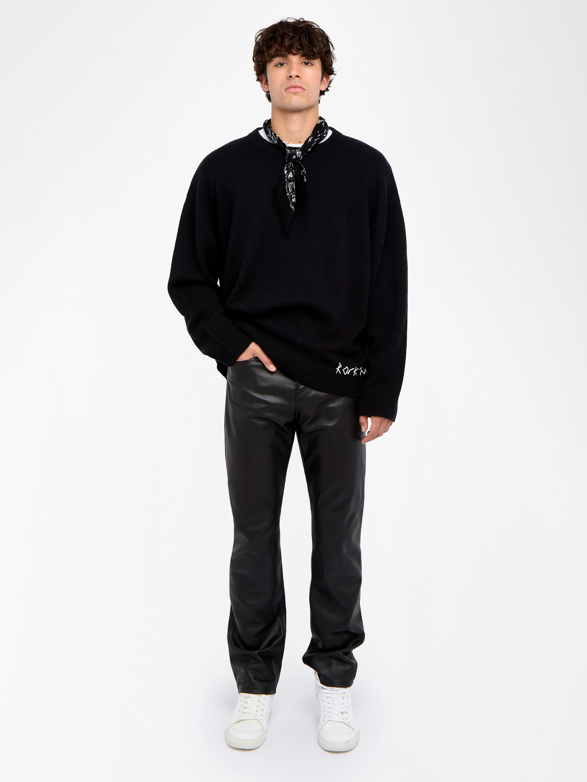 Jumper Swonny - Round neck jumper with front inscription.