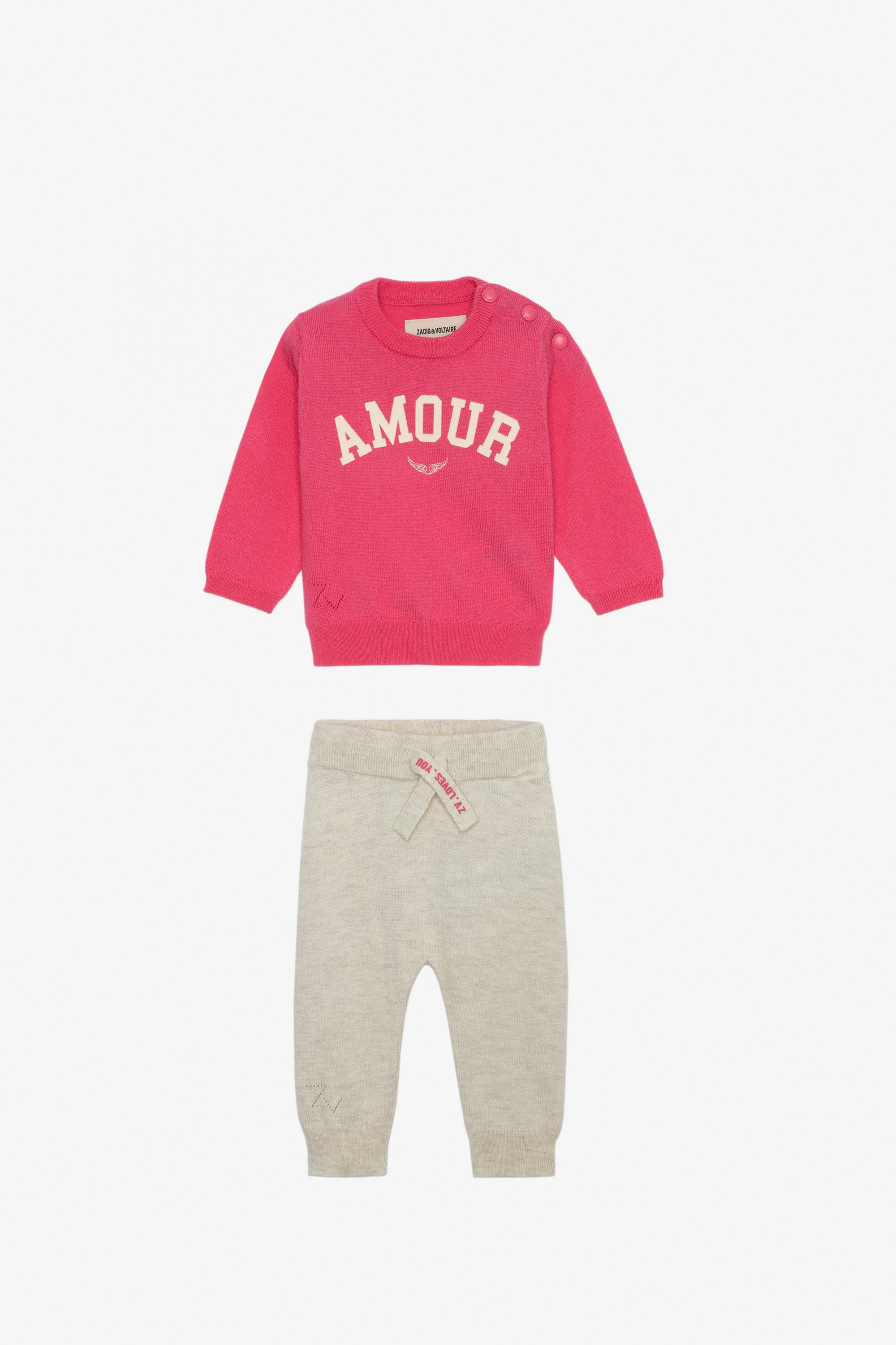 Set Pona für Babys - Set bestehend aus einem Pullover mit der Aufschrift „Amour“ und Hose aus Strick in Babyrosa.
