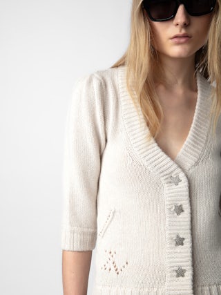 Cardigan Betsy - Cardigan en maille écrue à manches 3/4, épaules froncées et fermeture boutonnée à bijoux étoiles.
