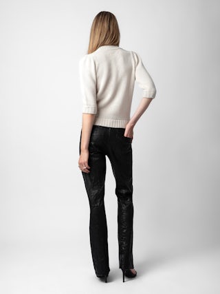 Cardigan Betsy - Cardigan en maille écrue à manches 3/4, épaules froncées et fermeture boutonnée à bijoux étoiles.