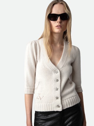 Cardigan Betsy - Cardigan en maille écrue à manches 3/4, épaules froncées et fermeture boutonnée à bijoux étoiles.