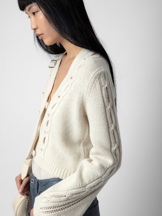 Cardigan Barley 100% Laine Merinos - Cardigan court et ajouré en 100% laine mérinos écrue à manches longues, torsades et strass.