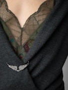 Cardigan Daffy Wings 100% Cachemire - Cardigan aperto in 100% cachemire piuma kaki a maniche lunghe e spilla decorata da charm a forma di ali con strass.