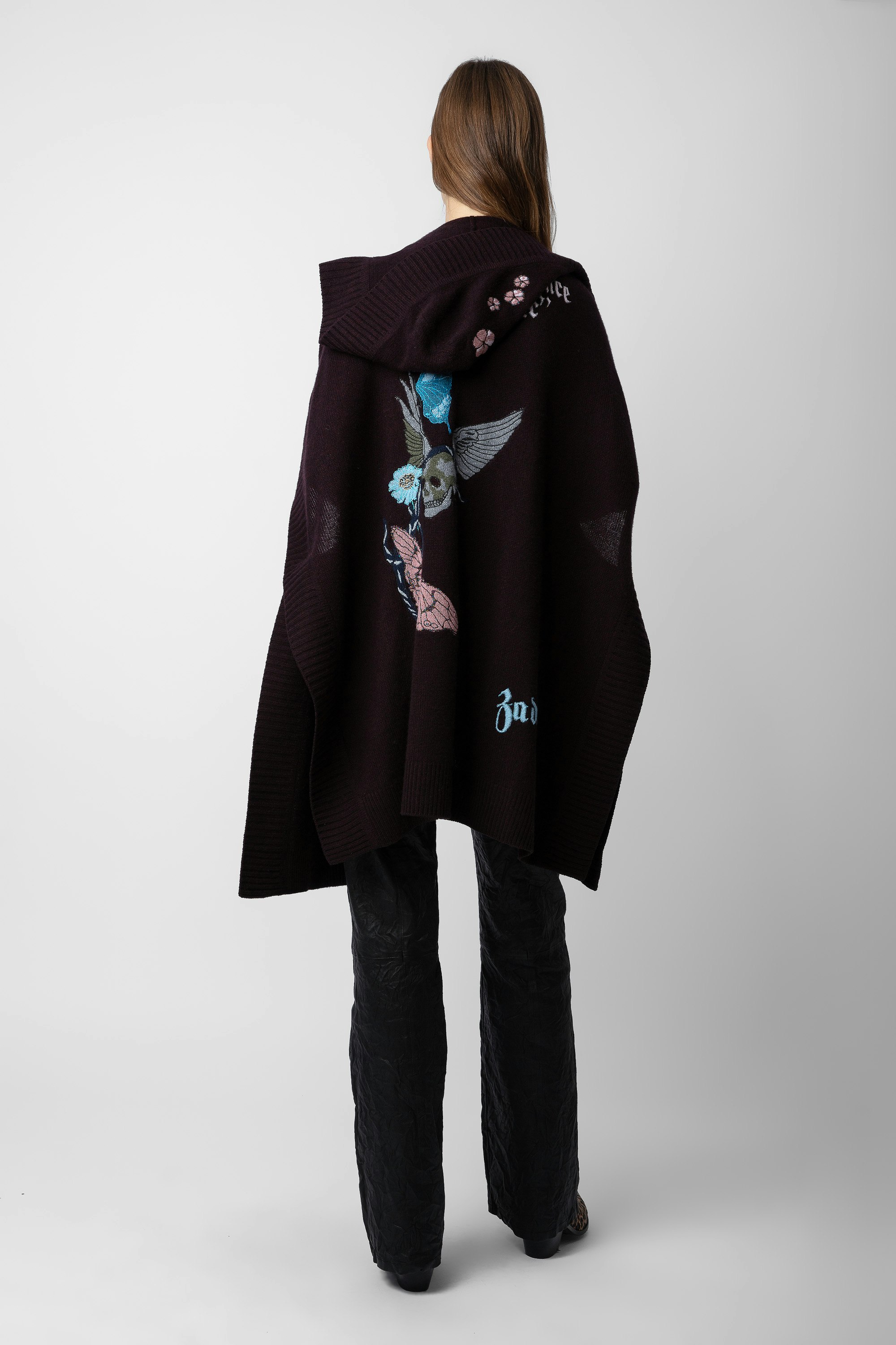 Gilet Inna Cachemire - Gilet manteau long en cachemire marron orné de motifs et messages.