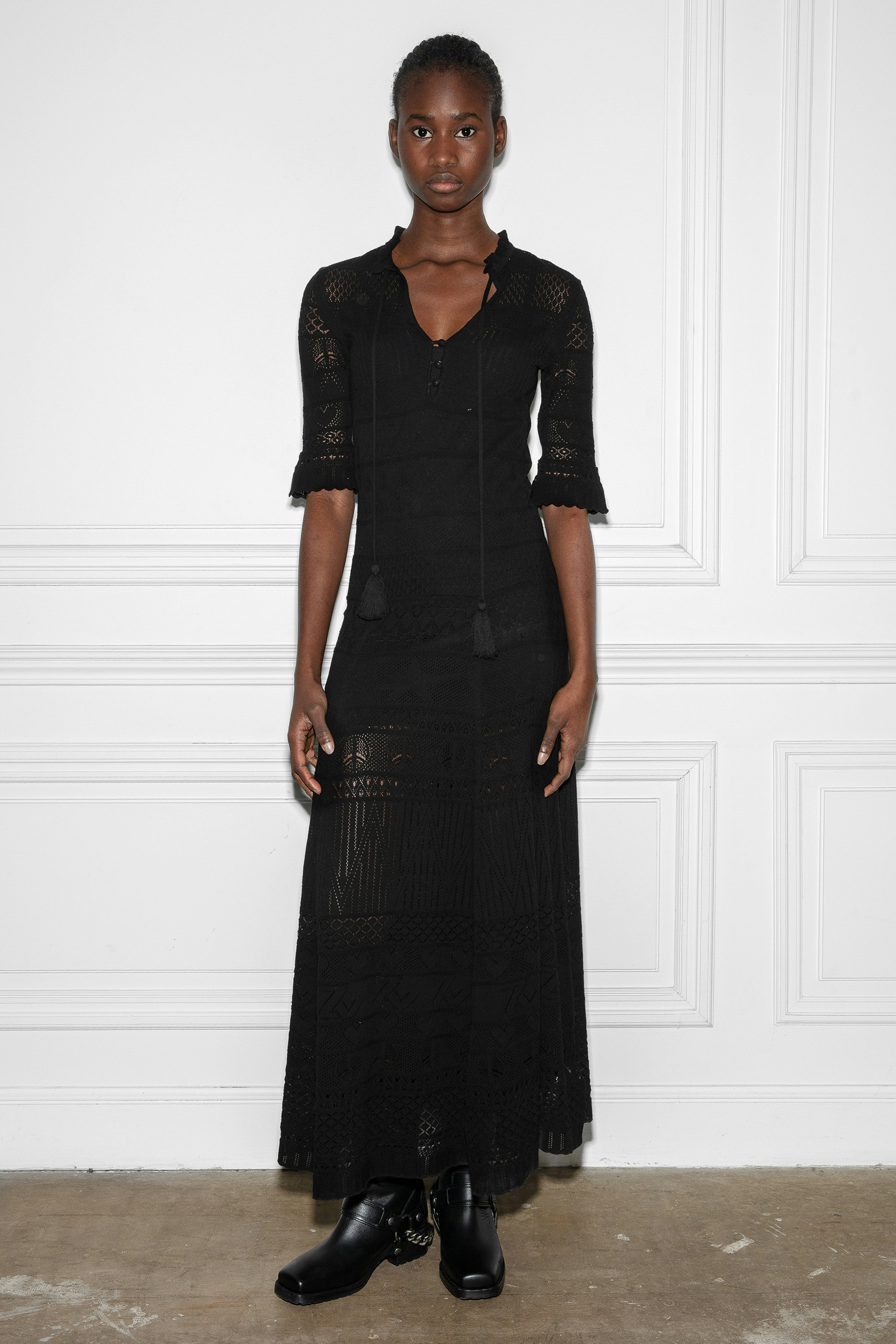 Vestido Memphis - Vestido negro largo de ganchillo de algodón con punto calado y cintas con borlas.
