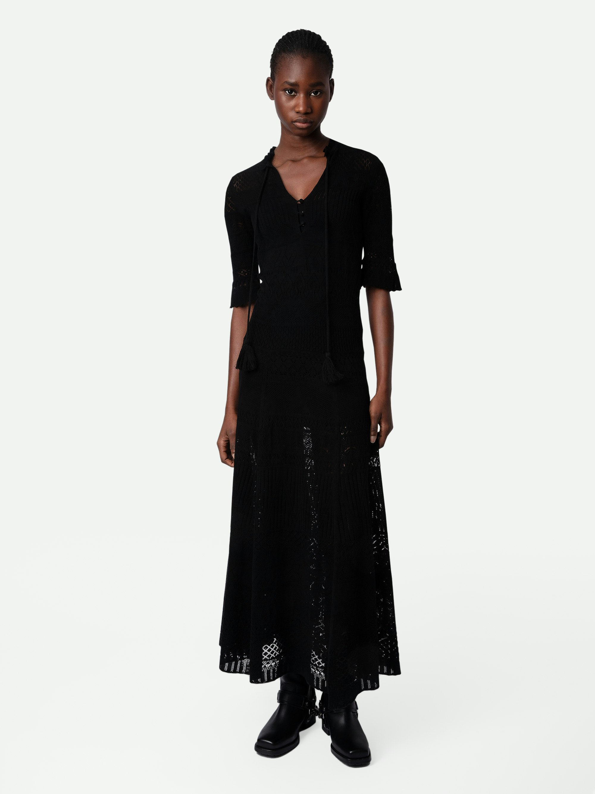 Kleid Memphis - Langes Häkelkleid in Schwarz aus Pointelle-Baumwolle mit Pomponbändern.