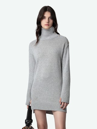 Robe Almira - Robe mi-longue à col roulé et boutons bijoux étoiles à l'épaule.