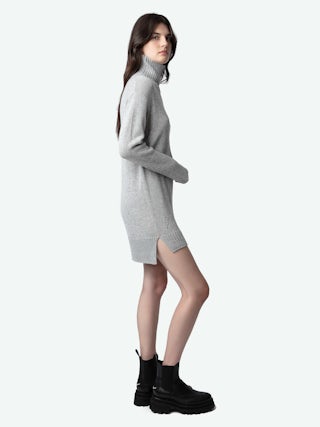 Robe Almira - Robe mi-longue à col roulé et boutons bijoux étoiles à l'épaule.