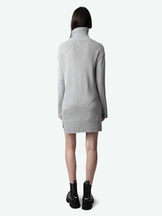 Robe Almira - Robe mi-longue à col roulé et boutons bijoux étoiles à l'épaule.