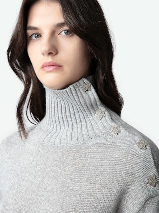 Robe Almira - Robe mi-longue à col roulé et boutons bijoux étoiles à l'épaule.