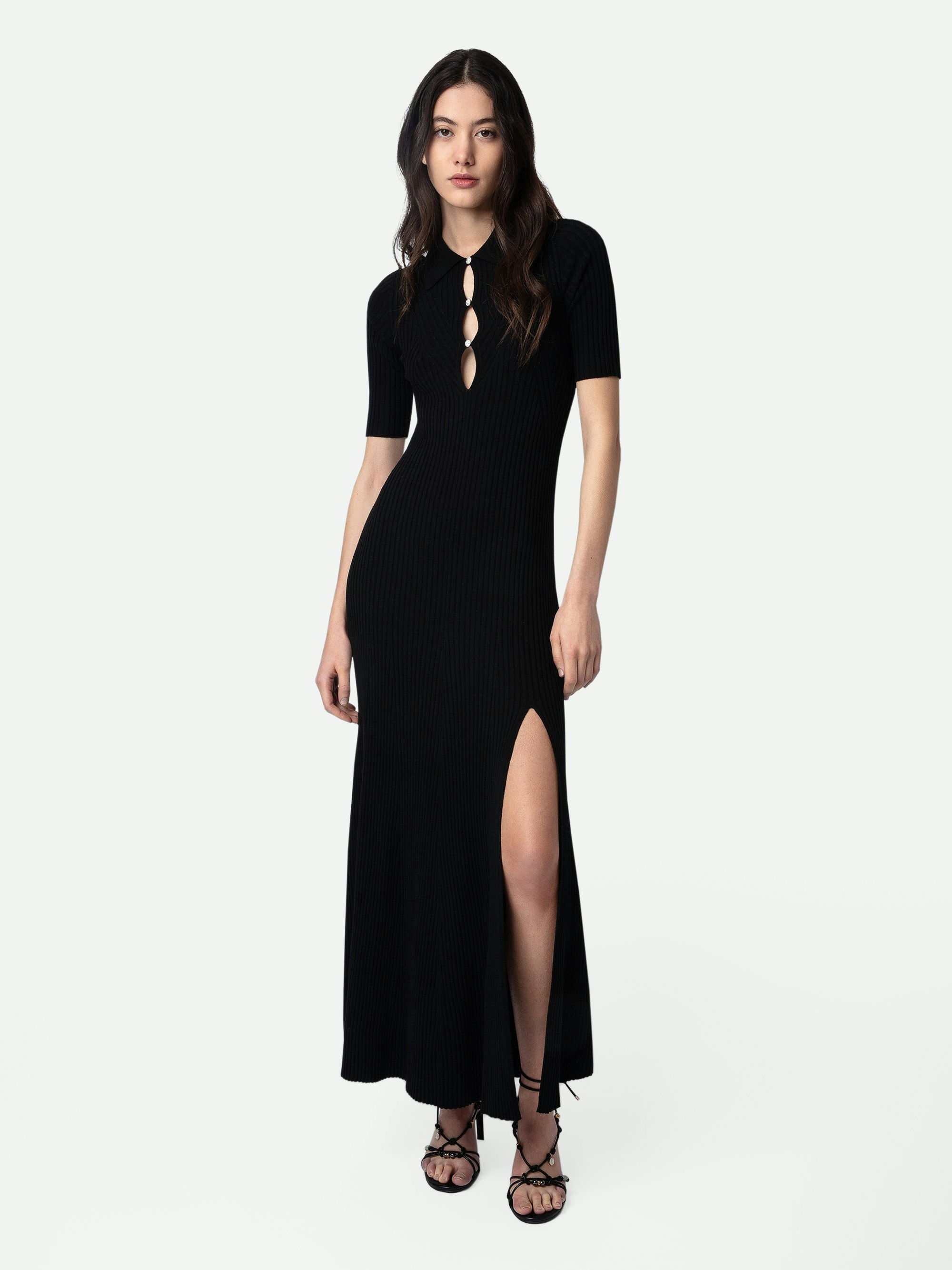 Kleid Lysa - Langes, geschlitztes Kleid aus Merinowolle in Schwarz mit Hemdkragen, kurzen Ärmeln und Zierknöpfen mit Strass.