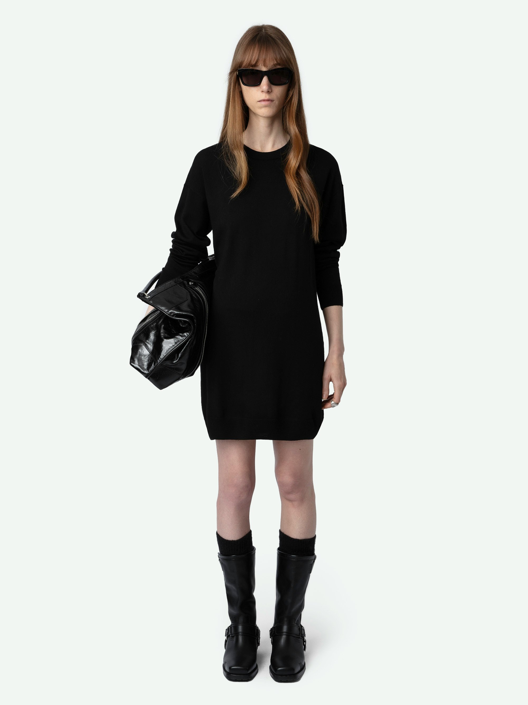 Kleid Kanjy 100% Wolle - Kurzes, schwarzes Kleid aus 100% Merinowolle mit V-Rückenausschnitt und Flügelstickerei an der Manschette.