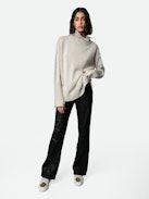 Pullover Alma - Damen-Kaschmirpullover mit Stehkragen und Schmuckknöpfen.