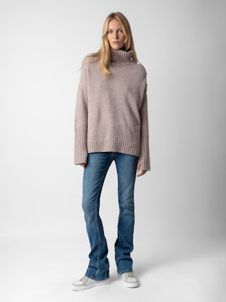 Pull Alma 100% Cachemire - Pull en 100% cachemire rose pâle à col montant, manches longues et boutons sur l'épaule.