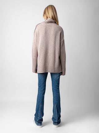 Pull Alma 100% Cachemire - Pull en 100% cachemire rose pâle à col montant, manches longues et boutons sur l'épaule.