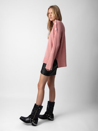 Pull Malta 100% Cachemire - Pull en 100% cachemire rose à col rond, manches longues et boutons sur l'épaule.