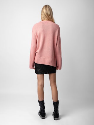 Pull Malta 100% Cachemire - Pull en 100% cachemire rose à col rond, manches longues et boutons sur l'épaule.