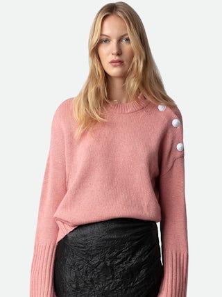 Pull Malta 100% Cachemire - Pull en 100% cachemire rose à col rond, manches longues et boutons sur l'épaule.