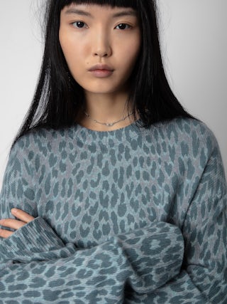 Pull Markus 100% Cachemire - Pull en 100% cachemire bleu à manches longues et imprimé léopard.