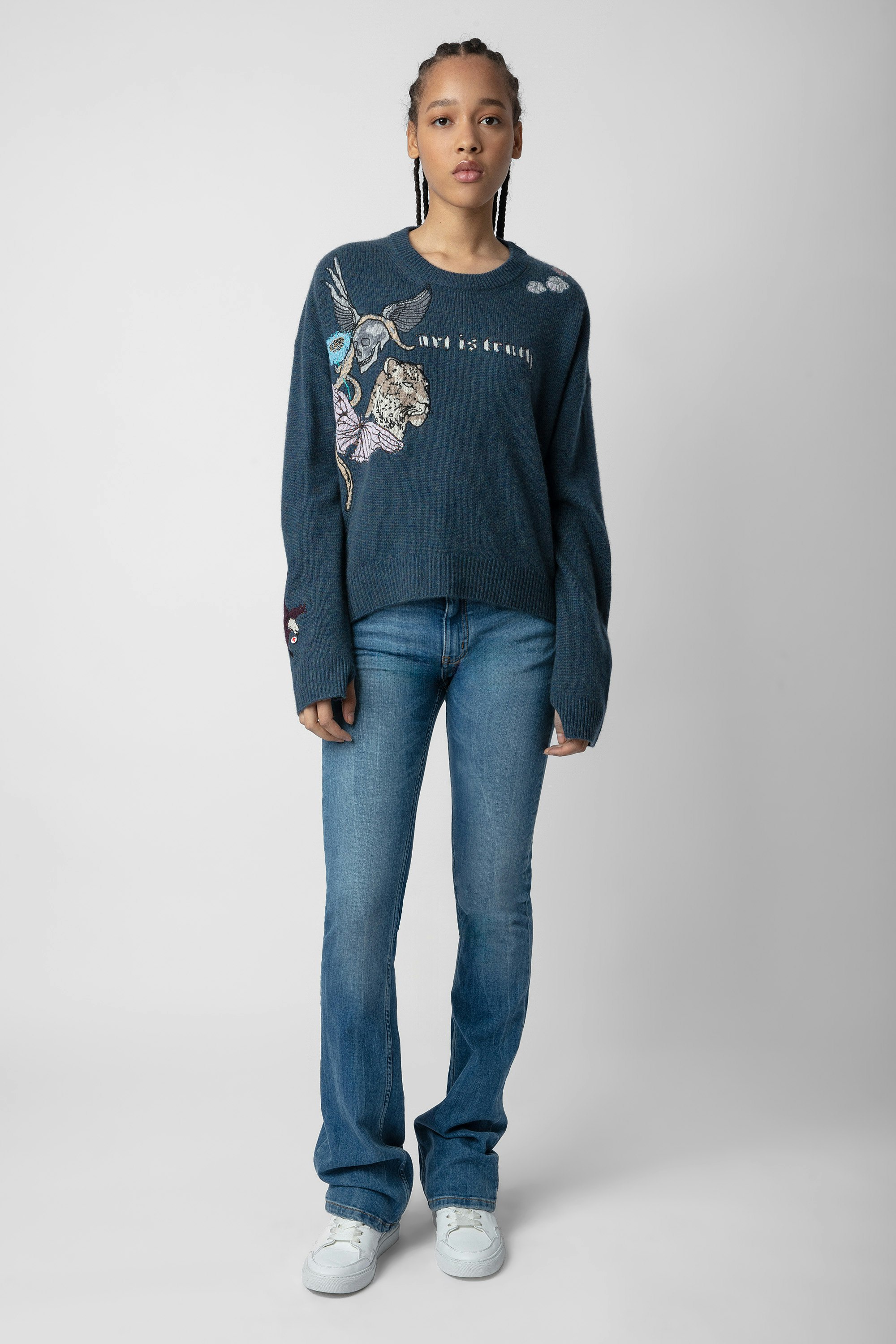 Markus Cashmere Sweater  - Women’s blue cashmere sweater with motifs and the slogans “Art is truth” and “La quintessence de l’amour”.