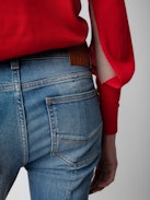 Emmy Jumper 100% Merino Wool - Red 100% merino wool round-neck jumper with long sleeves featuring a cut-out.