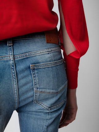 Pull Emmy 100% Laine Merinos - Pull en 100% laine mérinos rouge muni d'un col rond et de manches longues à découpe.