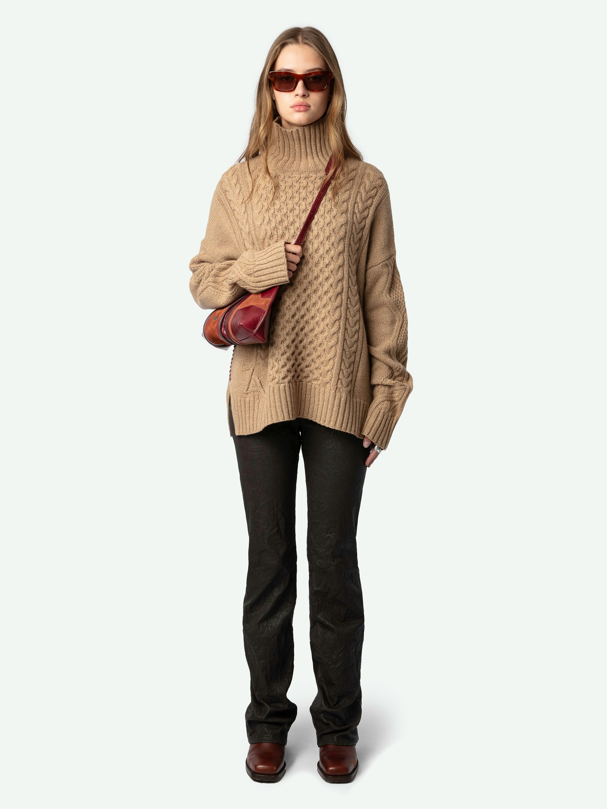 Alma Jumper - Long, loose-fitting jumper in brown knit with funnel neck, twists, embroidery on the sides and wing motifs on the back.