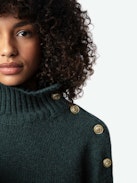Jersey de 100% Cachemira Alma - Jersey de 100% cachemira de color verde oscuro con cuello alto y botones en el hombro.