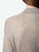 Jersey Marly 100% Cachemir - Jersey de 100% cachemira pluma, con cuello de polo y alas bordadas en la espalda.
