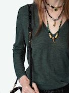 Pull Rivy 100% Cachemire - Pull en cachemire plume à col V, manches longues, broderie ailes au dos et bords effet usés.
