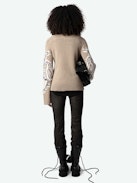 Maglione Sal 100% Lana Merino - Maglione in 100% lana merino marrone con collo alto, maniche lunghe svasate, con motivi e ricami vegetali sulle maniche.