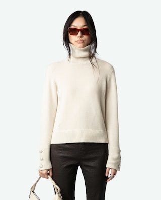 Pull Boxy 100% Cachemire - Pull en 100% cachemire écrue à col montant, manches longues et poignets boutonnés à bijoux étoiles ornées de strass.