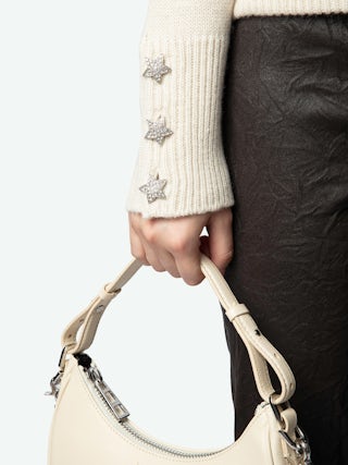 Pull Boxy 100% Cachemire - Pull en 100% cachemire écrue à col montant, manches longues et poignets boutonnés à bijoux étoiles ornées de strass.