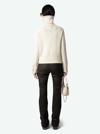 Pull Boxy 100% Cachemire - Pull en 100% cachemire écrue à col montant, manches longues et poignets boutonnés à bijoux étoiles ornées de strass.