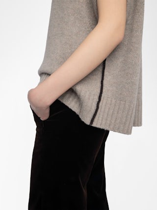 Darcy Jumper - Sleeveless jumper with round neck and contrasting outside linking on the sides.