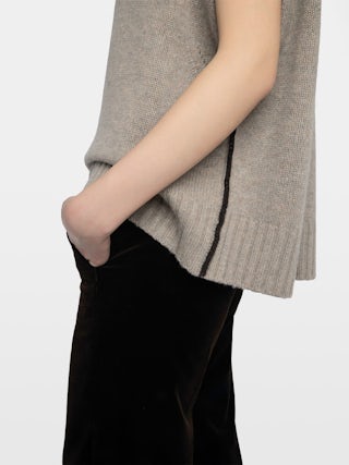 Darcy Jumper - Sleeveless jumper with round neck and contrasting outside linking on the sides.