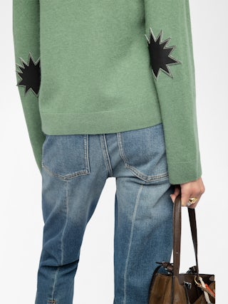 Pull Vera - Pull col v avec patch en cuir.